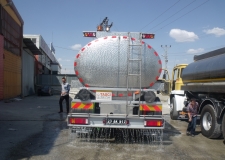 Camion-citerne de chrome d'acier sur le camion-100